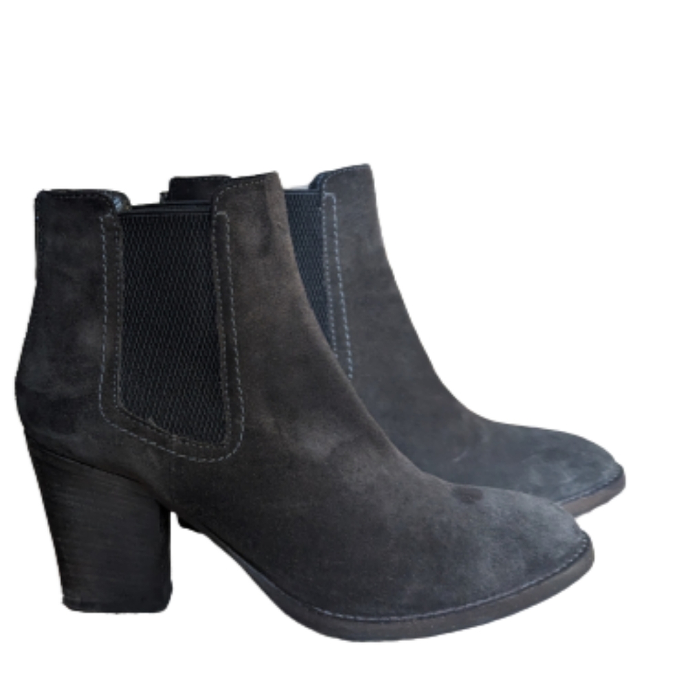 GUC Aquatalia black suede silver tone back exposed zipper side round toe block